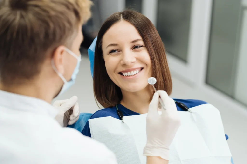 Стоматолог обсуждает план лечения с пациенткой